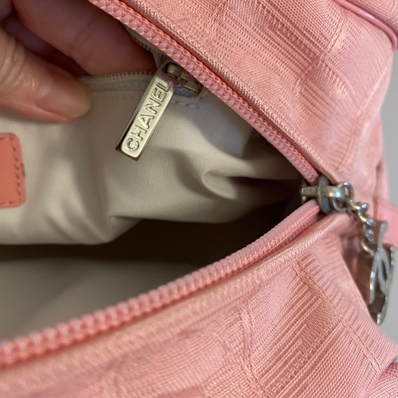 Authentic Chanel pink purse with cc logos - Picture 4 of 16